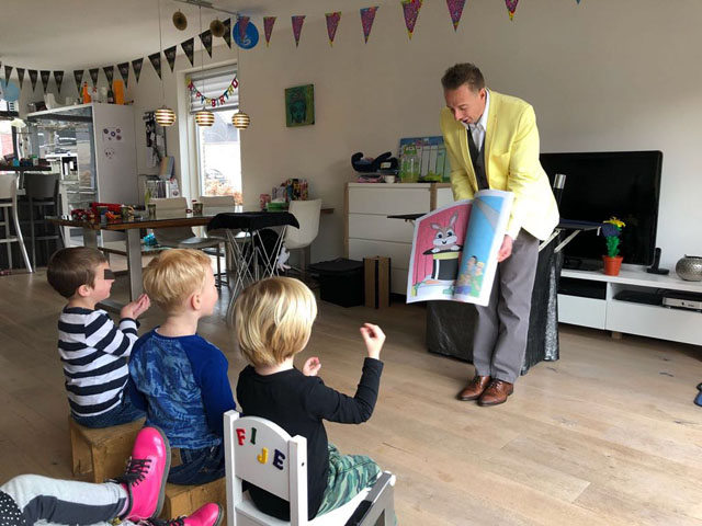 vertonen van het magische kleurboek tijdens de goochelshow op het kinderfeestje